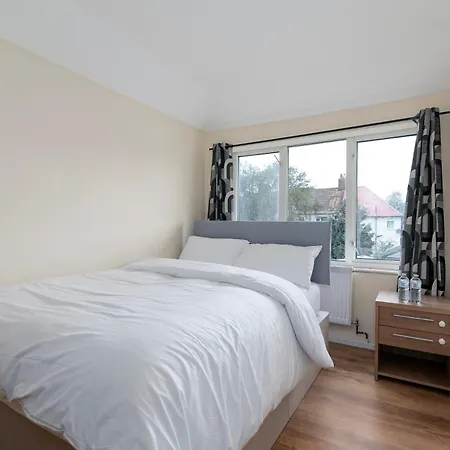 Renee's Place, 9 Guests, 10 Mins Walk To Becontree Station, Free Parking *