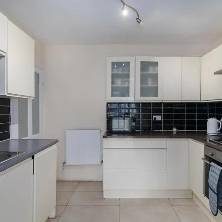 Renee's Place, 9 Guests, 10 Mins Walk To Becontree Station, Free Parking * Dagenham