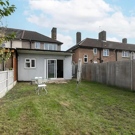 Holiday home Renee's Place, 9 Guests, 10 Mins Walk To Becontree Station, Free Parking