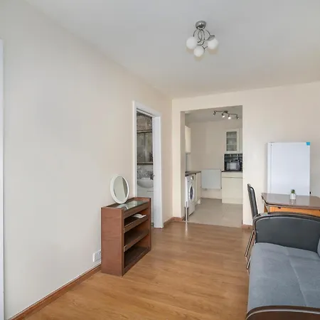 Holiday home Renee's Place, 9 Guests, 10 Mins Walk To Becontree Station, Free Parking
