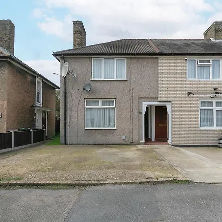 Renee's Place, 9 Guests, 10 Mins Walk To Becontree Station, Free Parking Holiday home Dagenham