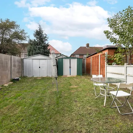 Holiday home Renee's Place, 9 Guests, 10 Mins Walk To Becontree Station, Free Parking *