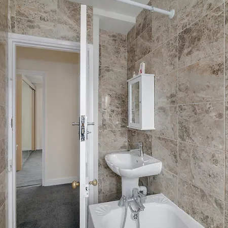 Renee's Place, 9 Guests, 10 Mins Walk To Becontree Station, Free Parking Dagenham
