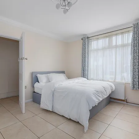 Renee's Place, 9 Guests, 10 Mins Walk To Becontree Station, Free Parking *
