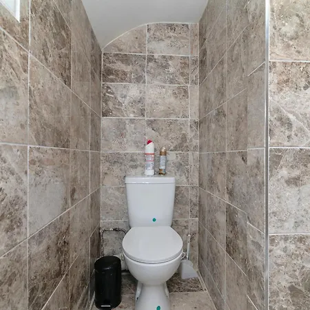 Renee's Place, 9 Guests, 10 Mins Walk To Becontree Station, Free Parking