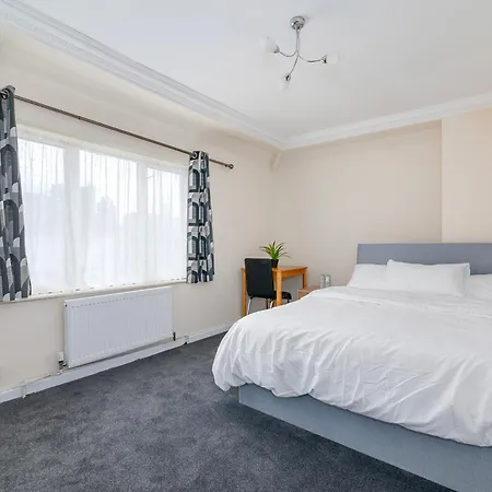 Renee's Place, 9 Guests, 10 Mins Walk To Becontree Station, Free Parking Holiday home *