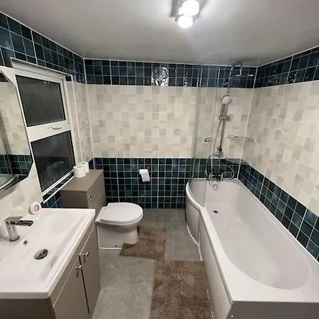 Apartamento Stunning 2 Bed Located On High Street, 5 Minutes From New Cross Station, Free Parking, 1 Minute From Famous 5 Star Lit Shisha Bar And Restaurant *