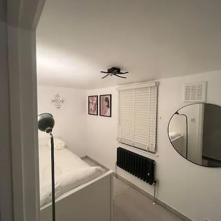 Stunning 2 Bed Located On High Street, 5 Minutes From New Cross Station, Free Parking, 1 Minute From Famous 5 Star Lit Shisha Bar And Restaurant Apartamento *