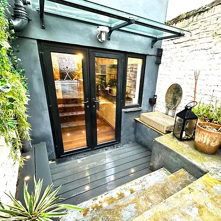 Modern Flat With King Bed, Garden & Outdoor Dining Apartment