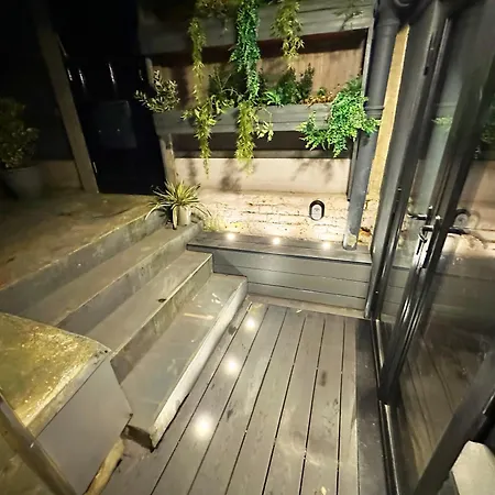 Modern Flat With King Bed, Garden & Outdoor Dining *