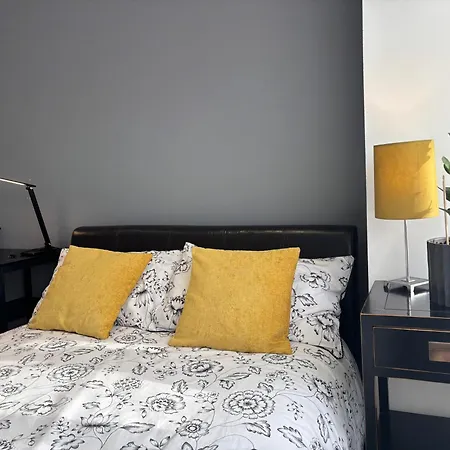 Entire House Floor Perfect For Couples & Freelancers - Available For Single Too Guest house London