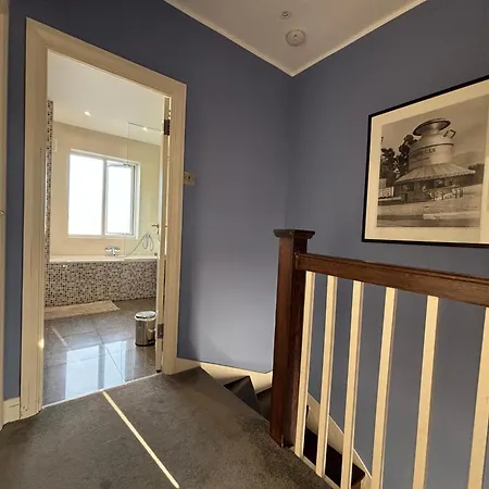 Entire House Floor Perfect For Couples & Freelancers - Available For Single Too * London