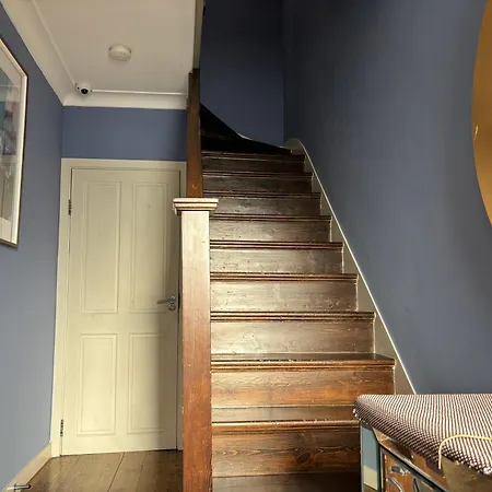 Guest house Entire House Floor Perfect For Couples & Freelancers - Available For Single Too London