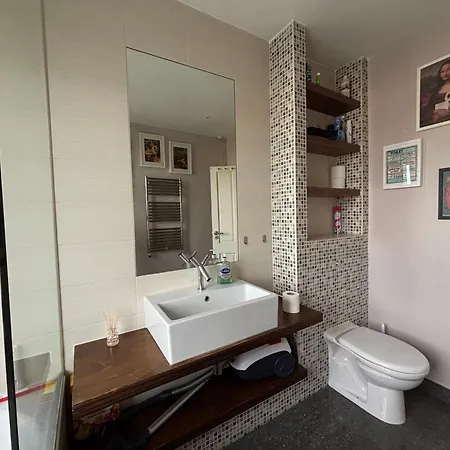 Guest house Entire House Floor Perfect For Couples & Freelancers - Available For Single Too *