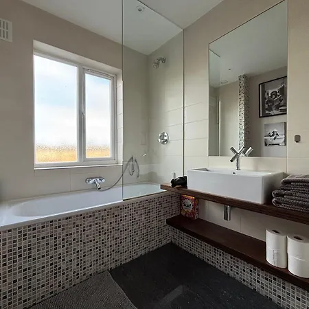 Entire House Floor Perfect For Couples & Freelancers - Available For Single Too Guest house