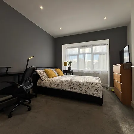Entire House Floor Perfect For Couples & Freelancers - Available For Single Too Guest house London