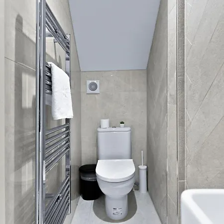 Modern With Free Wifi * London