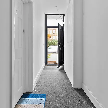 Modern With Free Wifi London