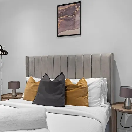Modern With Free Wifi * London