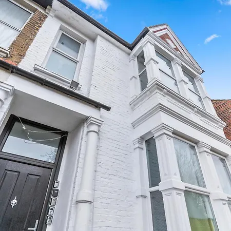 Modern With Free Wifi Apartment London
