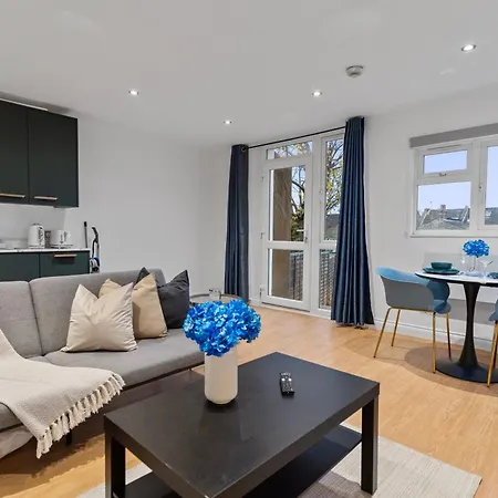 Modern With Free Wifi Apartment
