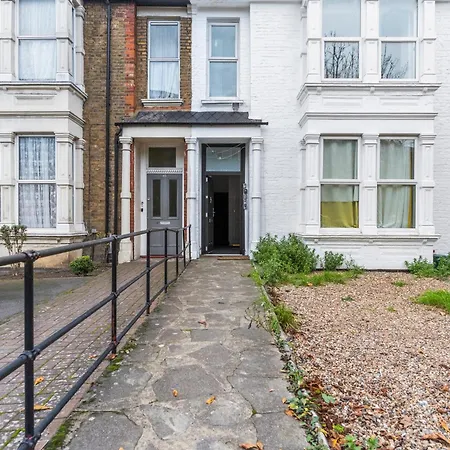 Modern With Free Wifi Apartment London