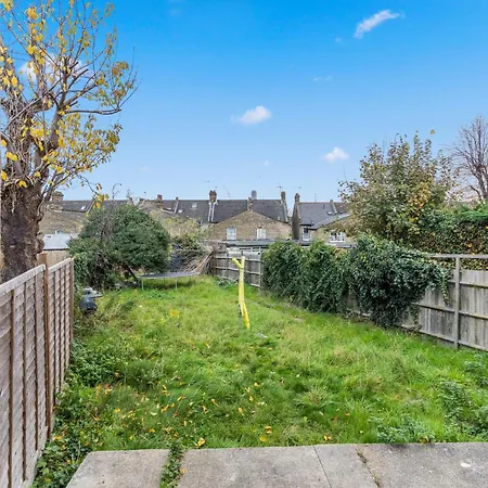 Modern With Free Wifi * London