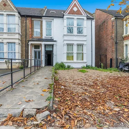 Modern With Free Wifi Apartment London