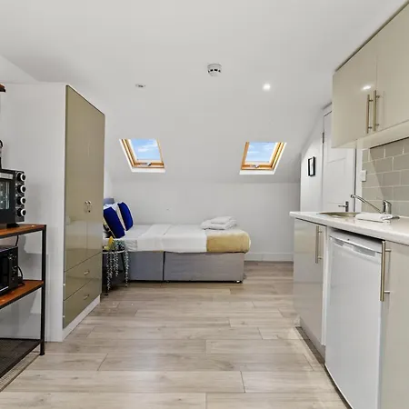 Modern Studio By Livestay Short Lets & Serviced *