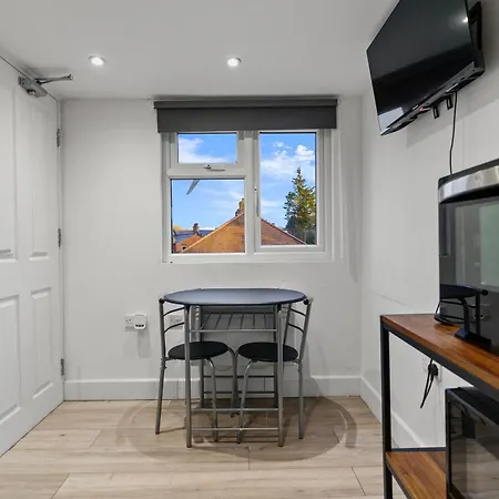 Modern Studio By Livestay Short Lets & Serviced * London