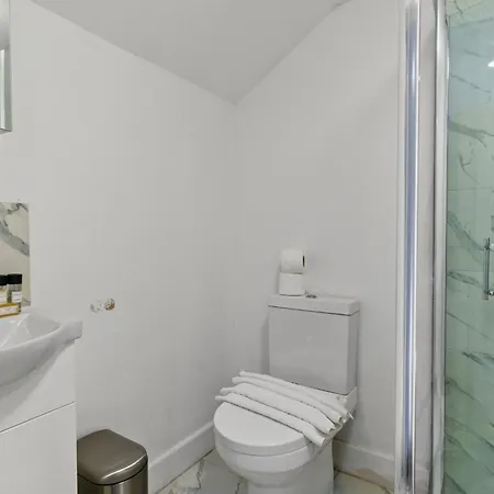 Guest house Modern Studio By Livestay Short Lets & Serviced *