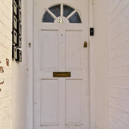 Guest house Modern Studio By Livestay Short Lets & Serviced London