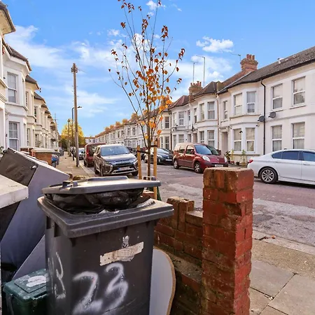 Modern Studio By Livestay Short Lets & Serviced * London