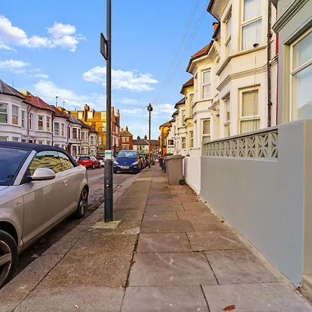 Guest house Modern Studio By Livestay Short Lets & Serviced London