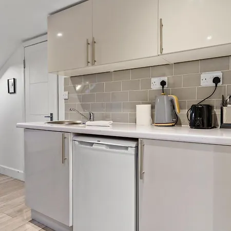 Guest house Modern Studio By Livestay Short Lets & Serviced *