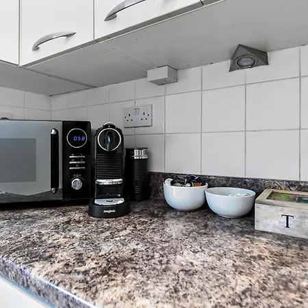 1 Bed Apartment- Marble Arch 5 *