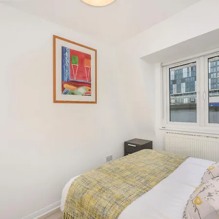 Apartment 2 Bed Apartment- Finsbury Park Station C London