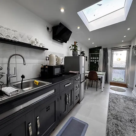 Apartment Modern One Bedroom Flat In Twickenham For Business Travelers
