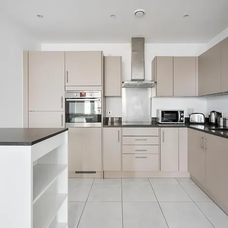 Canary Chic 2 Bedroom With Marina Views Apartment *