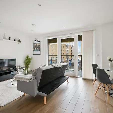 Apartment Canary Chic 2 Bedroom With Marina Views London