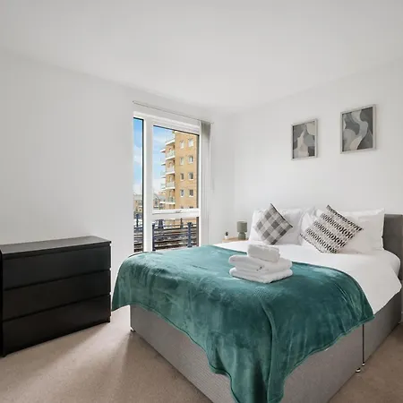 Canary Chic 2 Bedroom With Marina Views Apartment