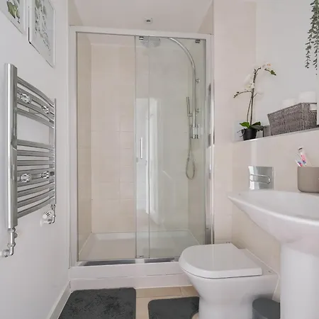 Canary Chic 2 Bedroom With Marina Views Apartment *