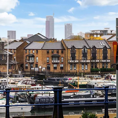 Canary Chic 2 Bedroom With Marina Views Apartment