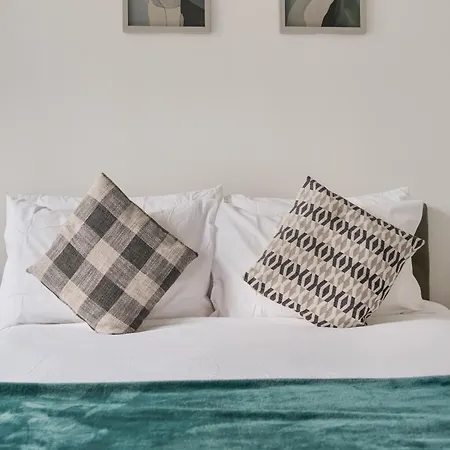 Canary Chic 2 Bedroom With Marina Views Apartment London