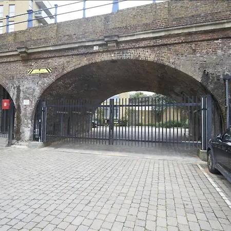 Apartment Canary Chic 2 Bedroom With Marina Views London