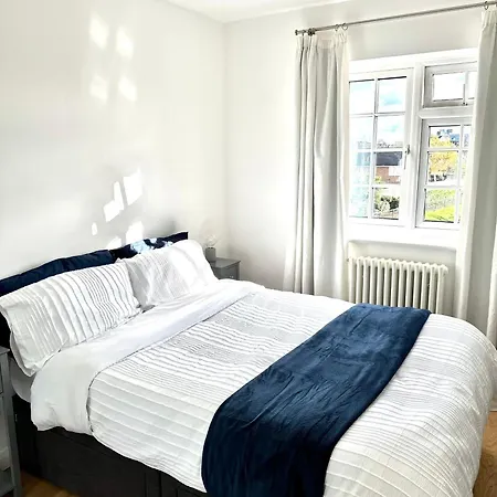 Guest house Northern Line Double With Free Parking