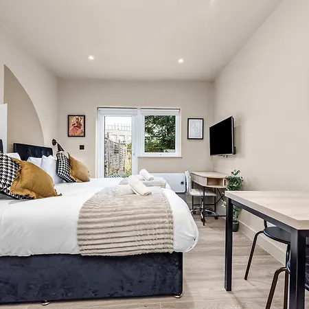 Apartment Posh With Functional Kitchenette *