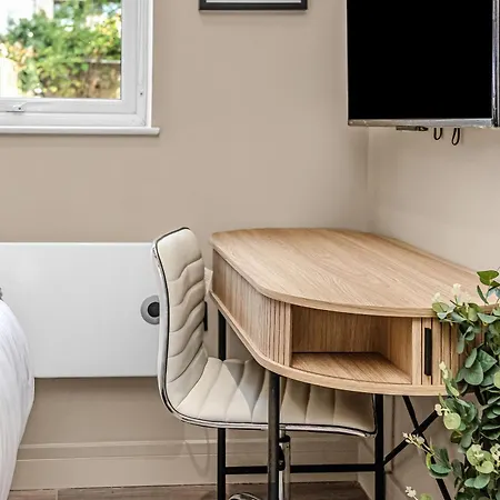 Posh With Functional Kitchenette Apartment London
