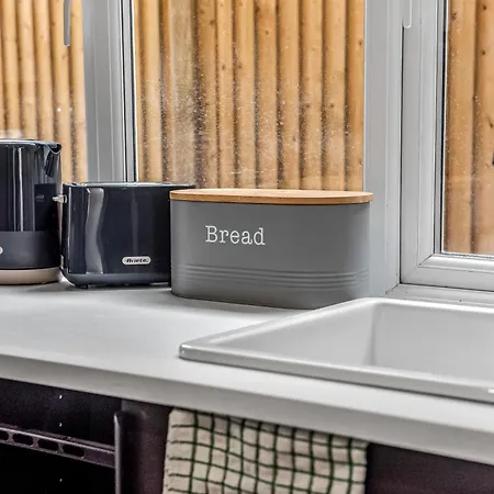 Apartment Posh With Functional Kitchenette London