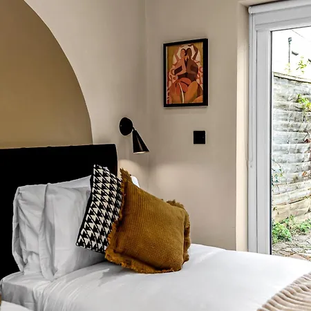 Posh With Functional Kitchenette * London